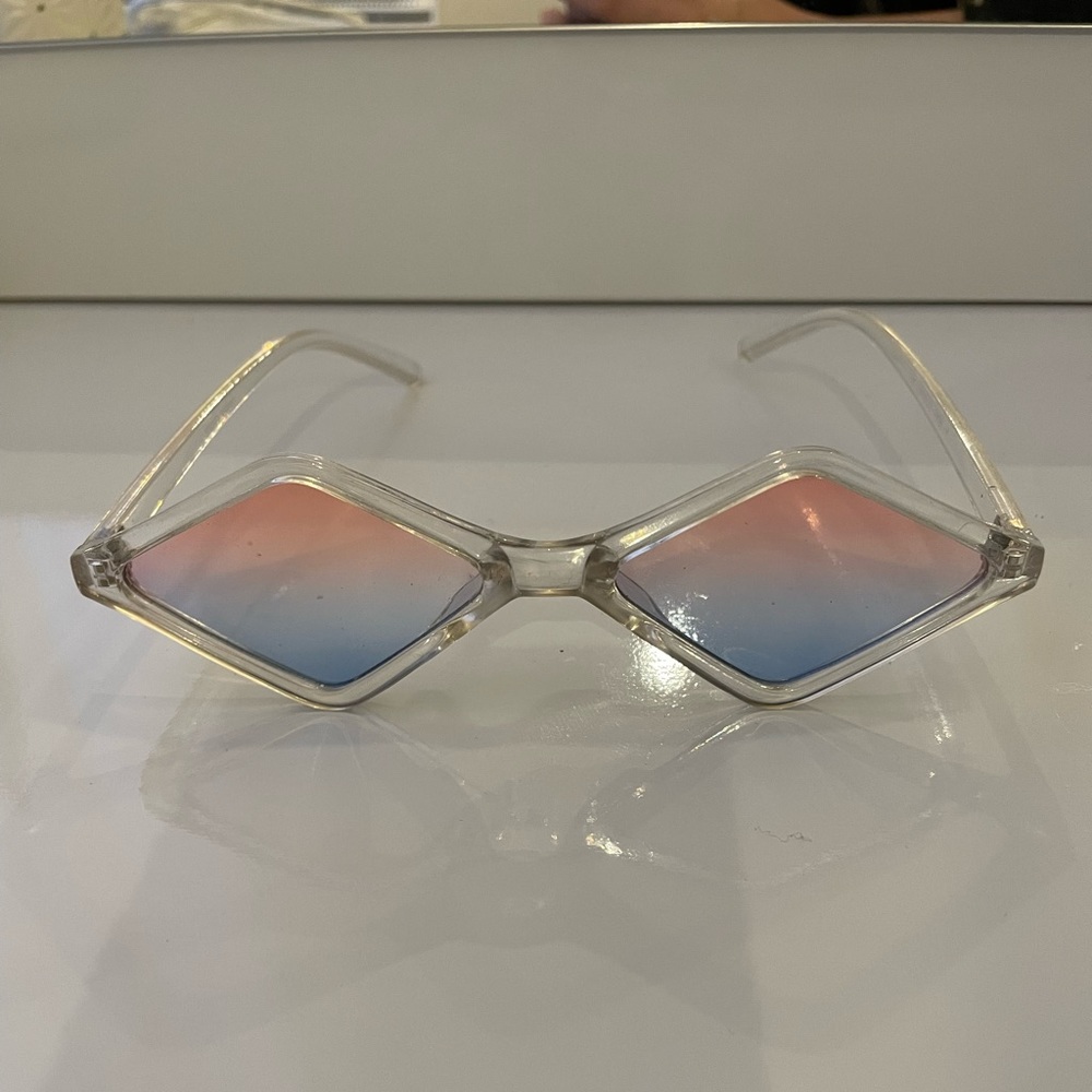 Diamond shaped two-tone sunglasses